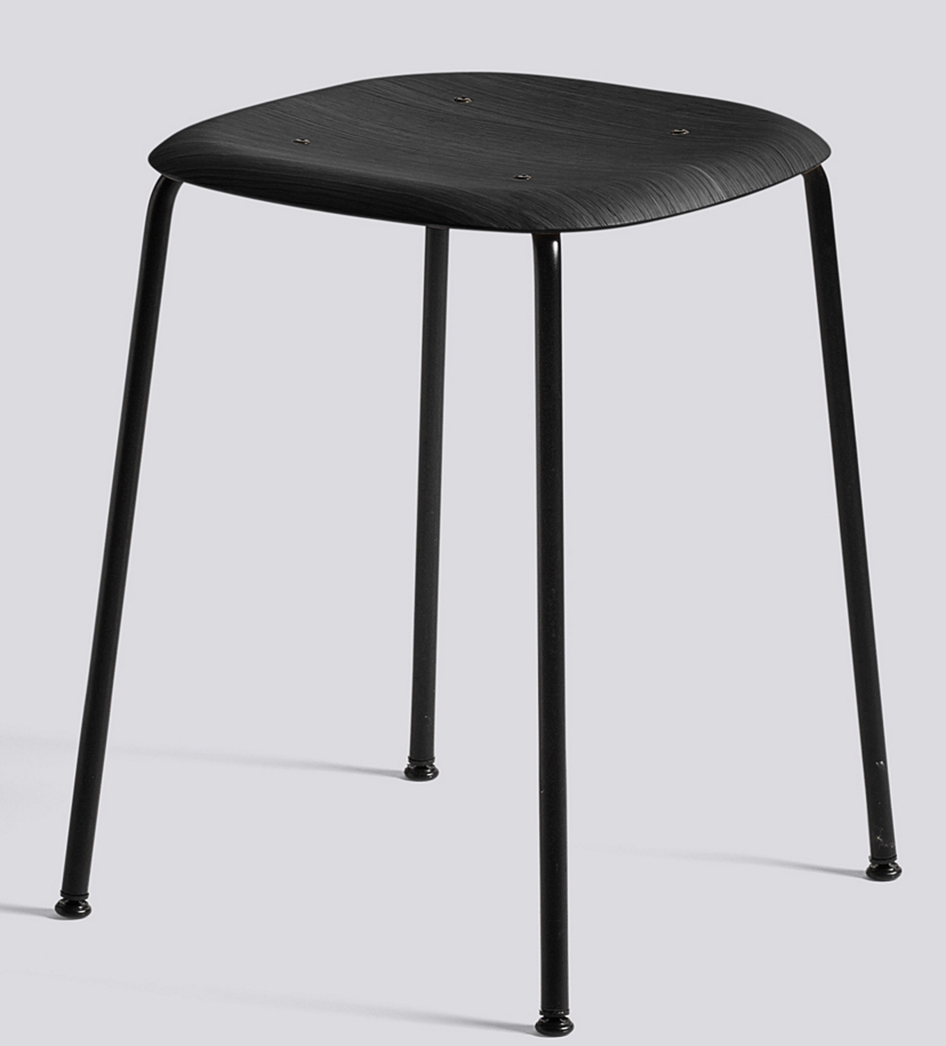 Schwarzer Soft Edge Hocker von Hay mit vier Beinen und Sitzfläche aus Holz.