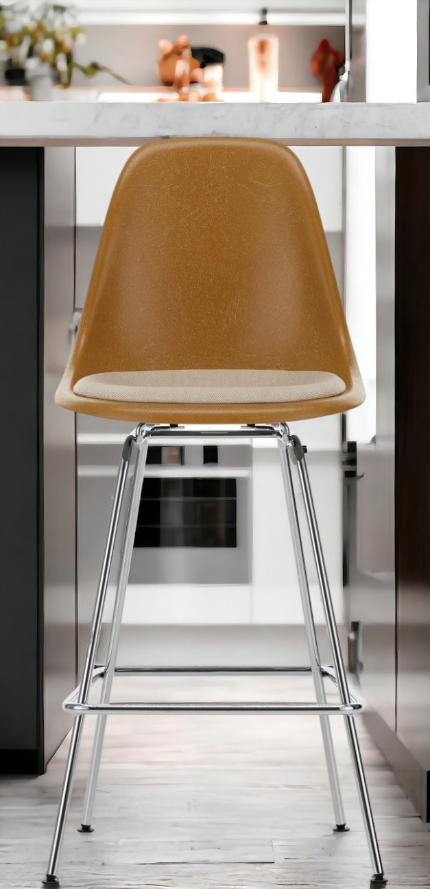 Eames Fiberglass Bar Stool Medium Barhocker mit Sitzpolster Vitra