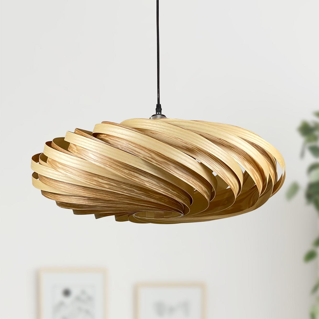 Veneria Hängeleuchte aus Olivesche: Moderne Holzlampe mit spiralförmigem Design für stilvolle Innenraumbeleuchtung.