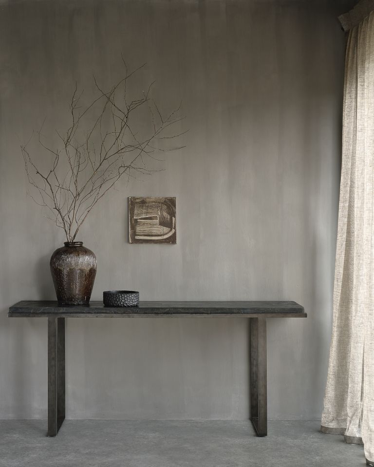 Umberbraune Ethnicraft Konsole: Moderner Flurtisch aus Holz mit Deko-Elementen wie Vase und Schale.