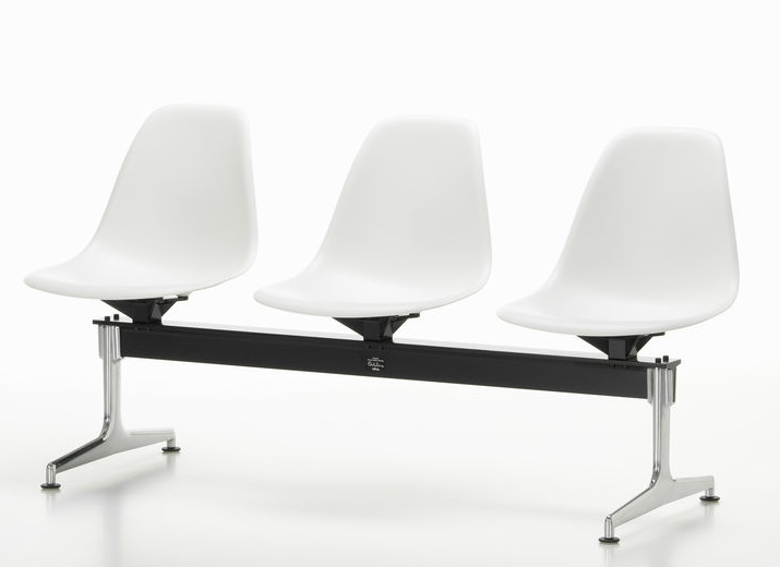Eames Plastic Side Chair RE auf Traverse Vitra 