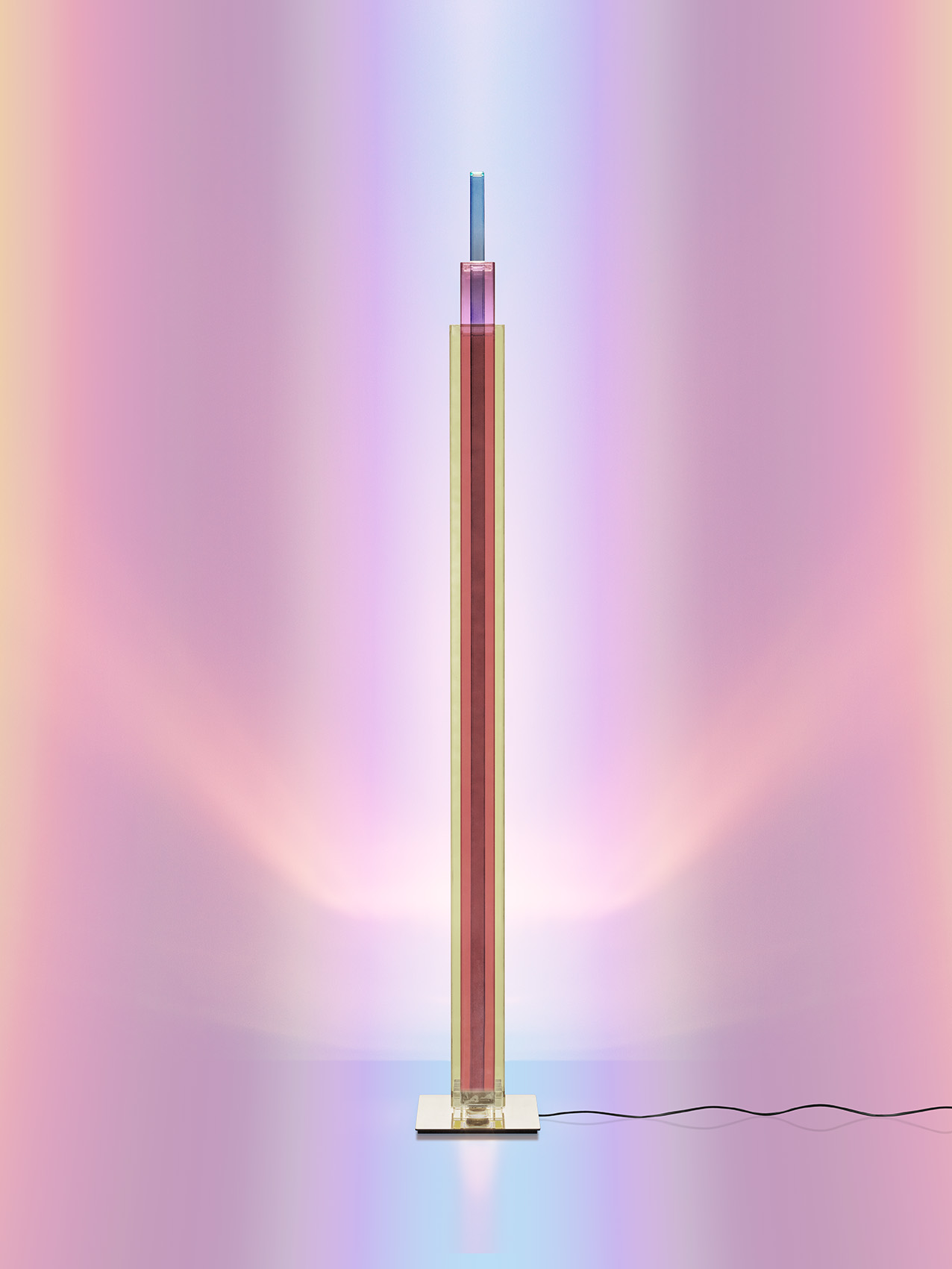 Moderne Uptown Stehleuchte von Foscarini, abstraktes Design mit farbigen Elementen und goldenem Sockel.