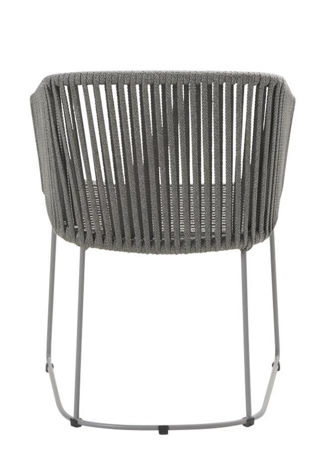Rückansicht des grauen Cane-Line Moments Stuhls mit Seilgeflecht und Metallgestell. Gartenmöbel für Terrasse.