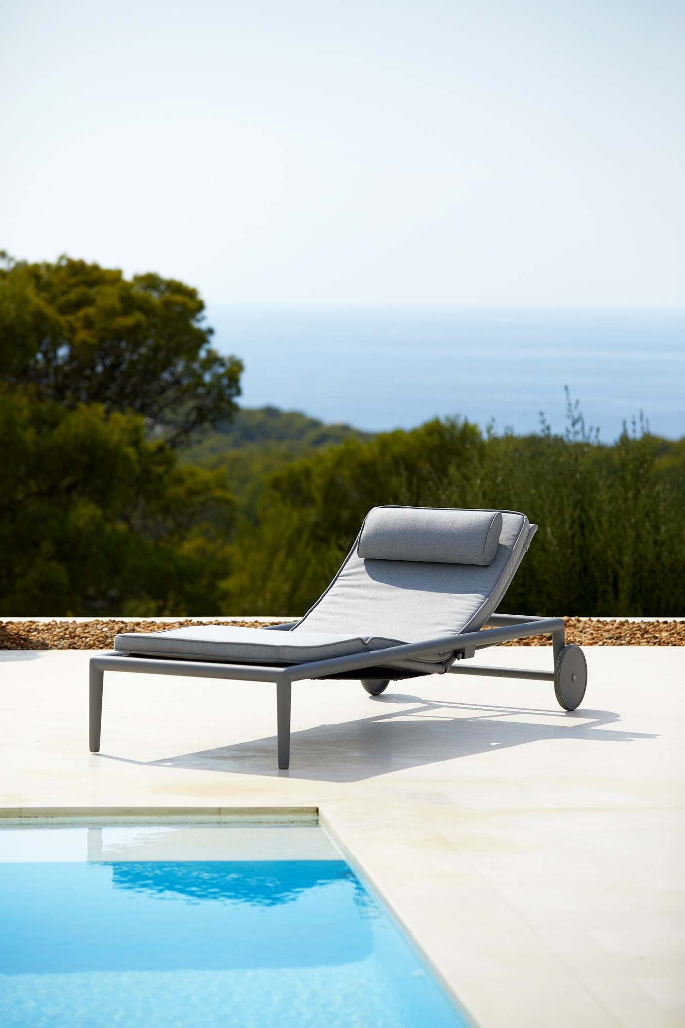 Conic AirTouch Outdoor Sonnenliege mit Gasfeder hellgrau Cane-Line