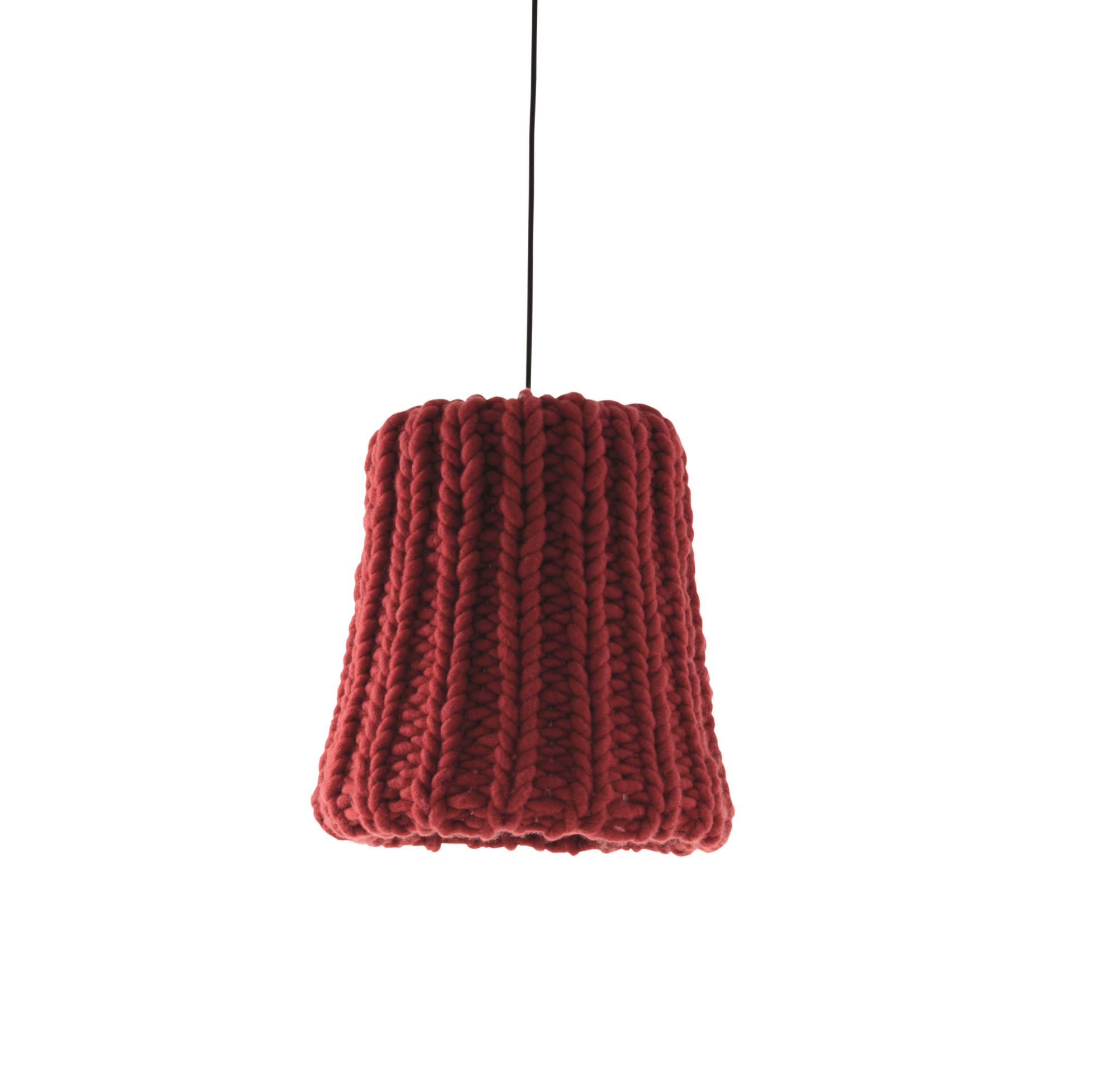 Rote Granny Hängeleuchte von Casamania Horm, kleine Stricklampe mit Textilkabel für Wohnzimmer und Esszimmer.