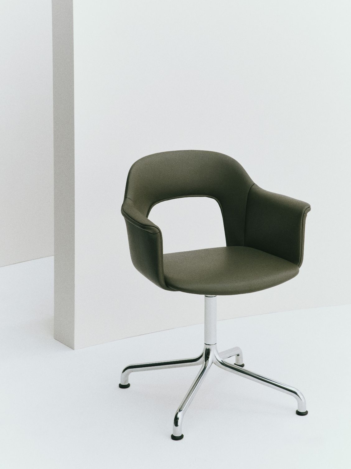 Layout Armchair 254 Armlehnstuhl 4-Sternfuß Hay