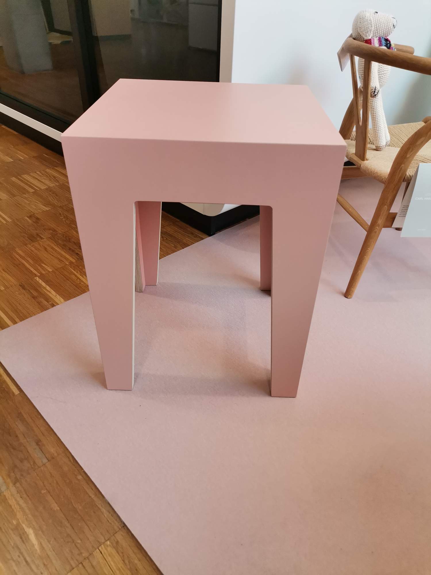 HENRIK Hocker ZARTROSA Das ganze Leben AUSSTELLUNGSSTÜCK