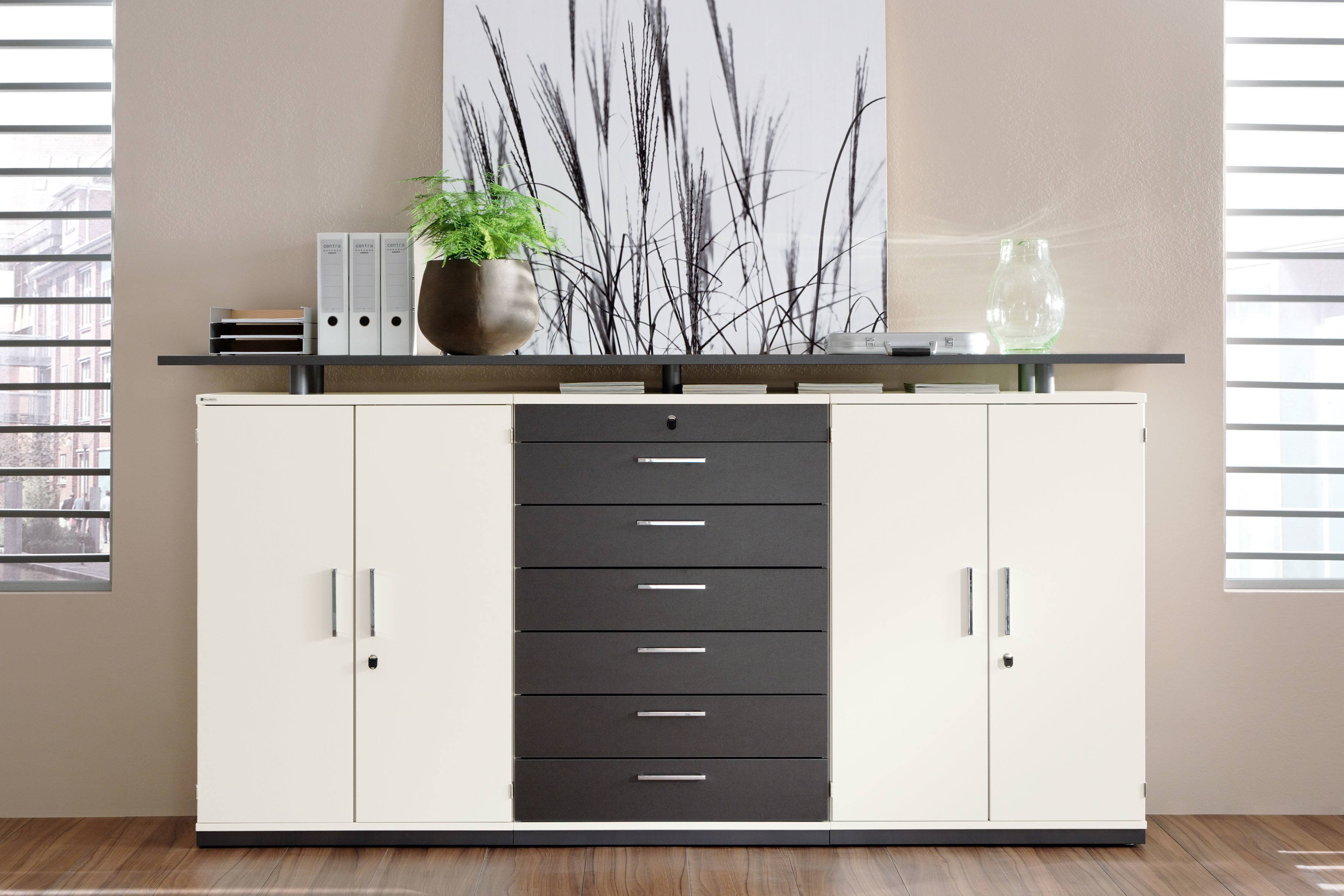 Prisma 2 Drehtürenschrank von Palmberg, Büroschrank mit Schubladen und Ablagefläche für Bürobedarf.