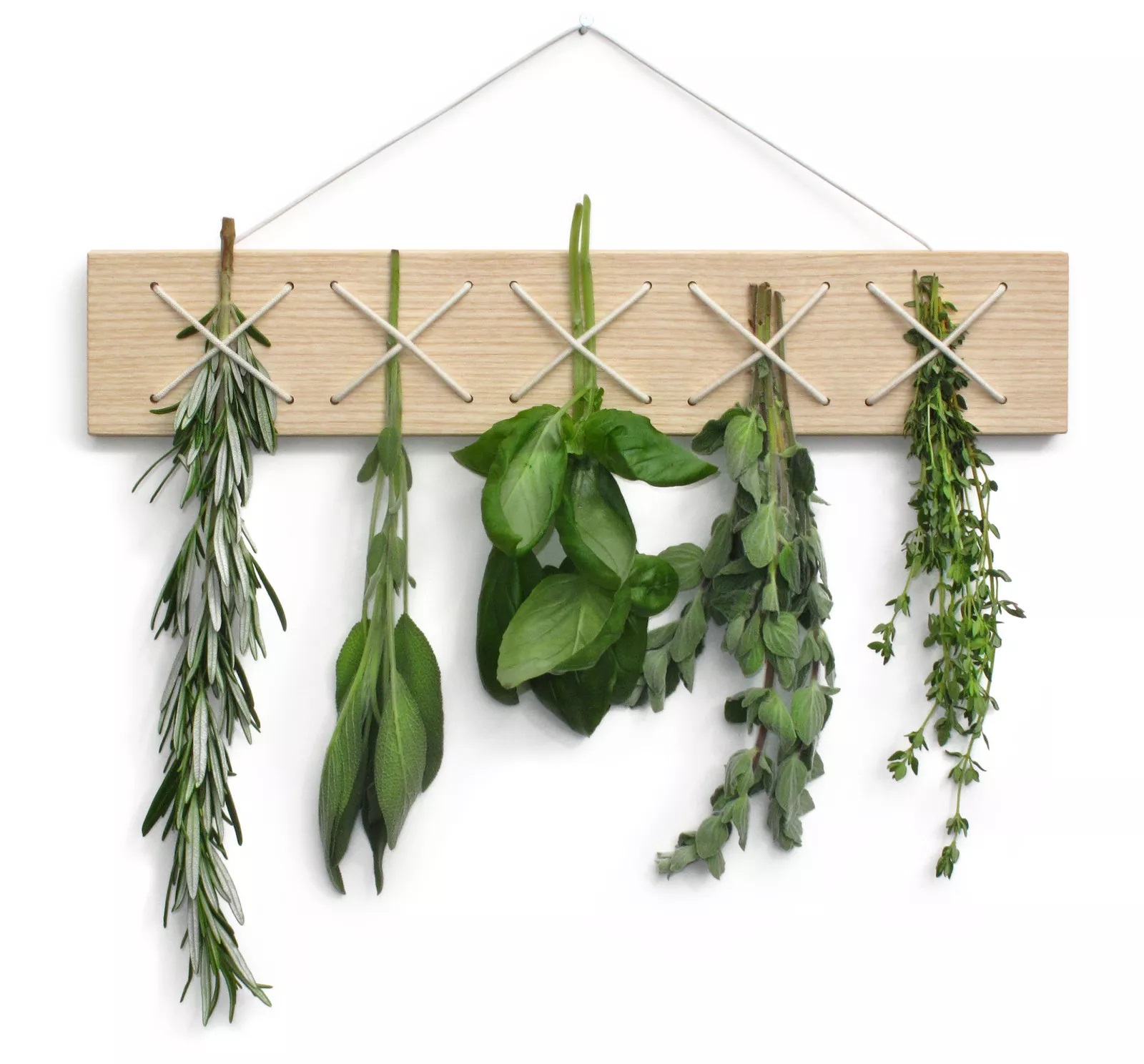 Kräutertrockner aus Holz mit aufgehängten Kräutern wie Rosmarin, Salbei, Basilikum und Thymian zum Trocknen.