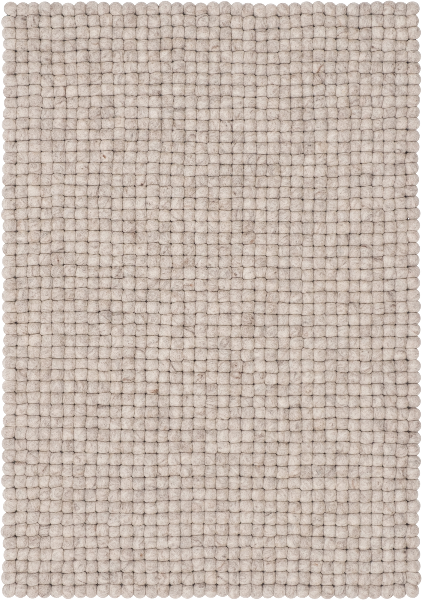 Detailaufnahme des Myfelt Bela Filzkugel Teppichs (140x200 cm) in Beige. Handgefertigter Wollteppich.