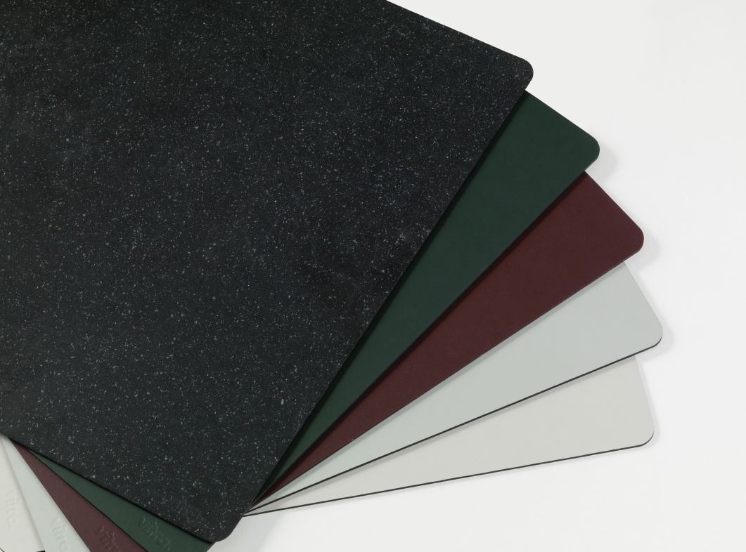Vitra Repad Schreibtischunterlagen in verschiedenen Farben: Schwarz, Grün, Rotbraun und Grau. Büroaccessoire für den Schreibtisch.