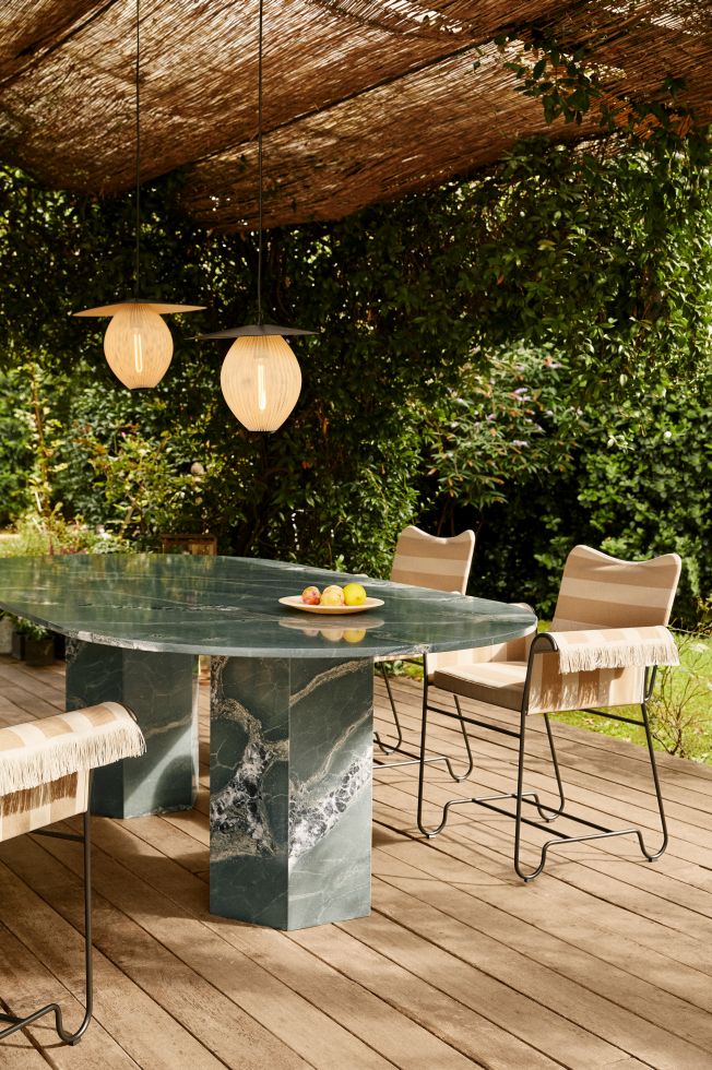 Epic Outdoor Esstisch Ellipse Gubi
