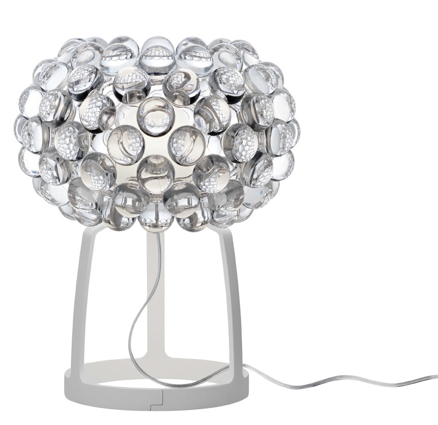 Caboche Plus Tischleuchte von Foscarini: Moderne Tischlampe mit transparenten Kugeln und weißem Gestell.
