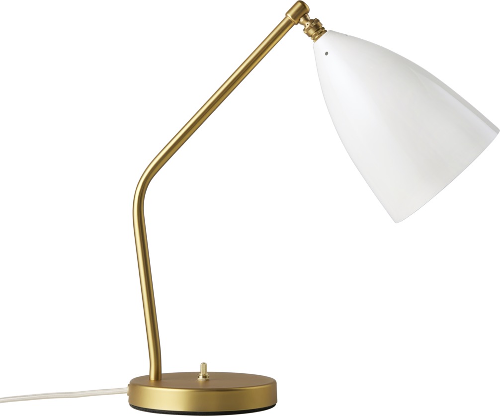 Gräshoppa Tischleuchte von Gubi, alabasterweiß glänzend, mit goldenem Gestell. Design-Klassiker für Schreibtisch und Büro.