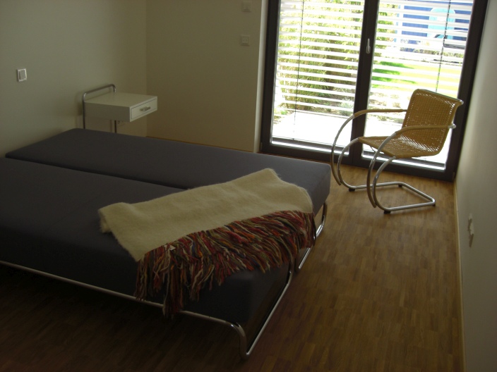 B 117 Beistelltisch mit Schublade Thonet