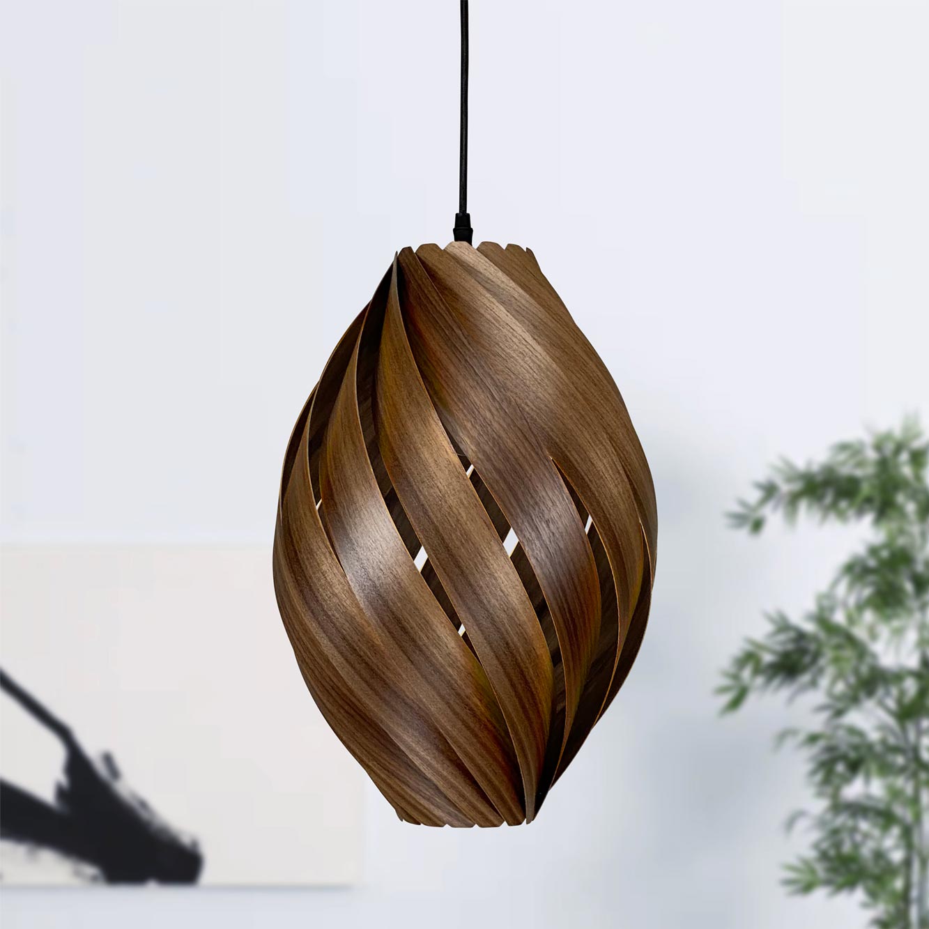 Ardére Hängeleuchte aus Nussbaumholz, rundliche Form. Moderne Pendelleuchte für Wohnzimmer und Esszimmer.