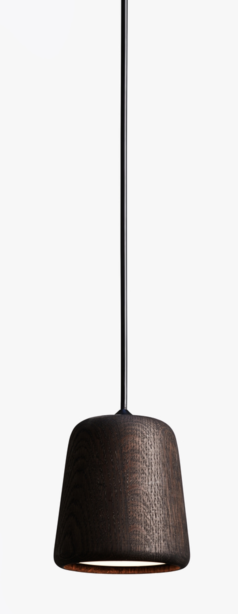 Material Pendant Lampe von New Works aus geräucherter Eiche mit schwarzem Kabel.