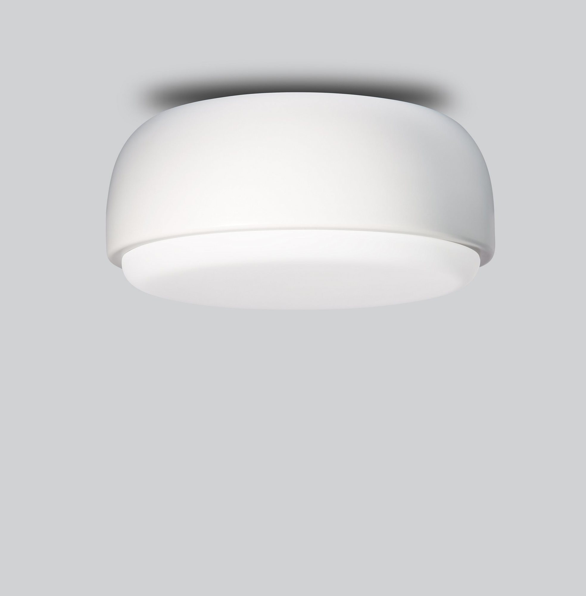 Weiße Over Me Deckenleuchte von Northern, Ø30 cm, moderne Innenbeleuchtung für Wand oder Decke.