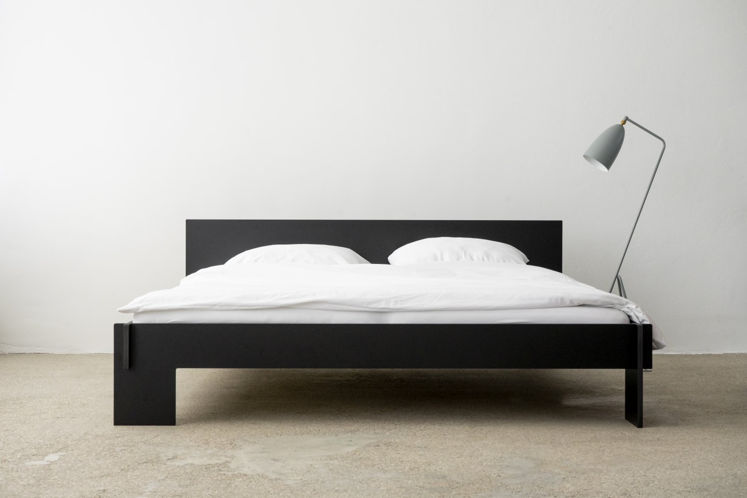 Siebenschläfer Bett mit Kopfteil Nils Holger Moormann
