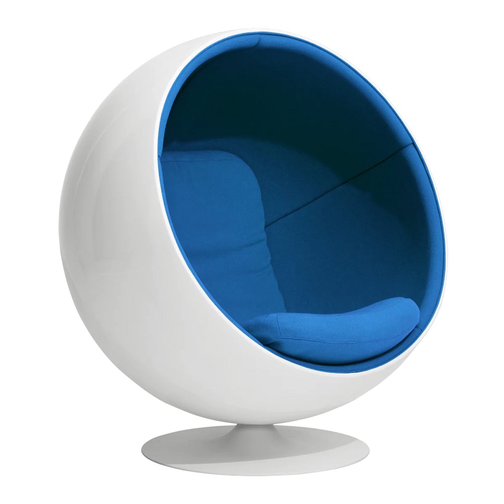 Weißer Ball Chair Sessel mit blauer Innenausstattung, ein Designklassiker für modernes Wohnen.