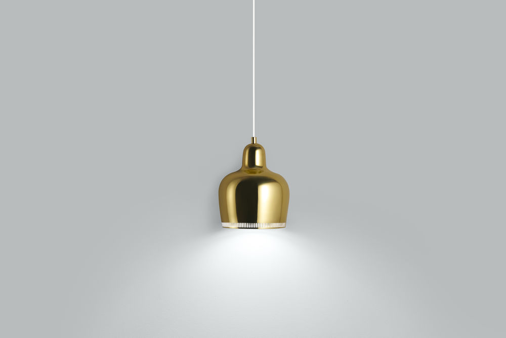 Artek A330S Golden Bell Pendelleuchte in Messing-Weiss, moderne Hängelampe für stilvolle Innenräume.