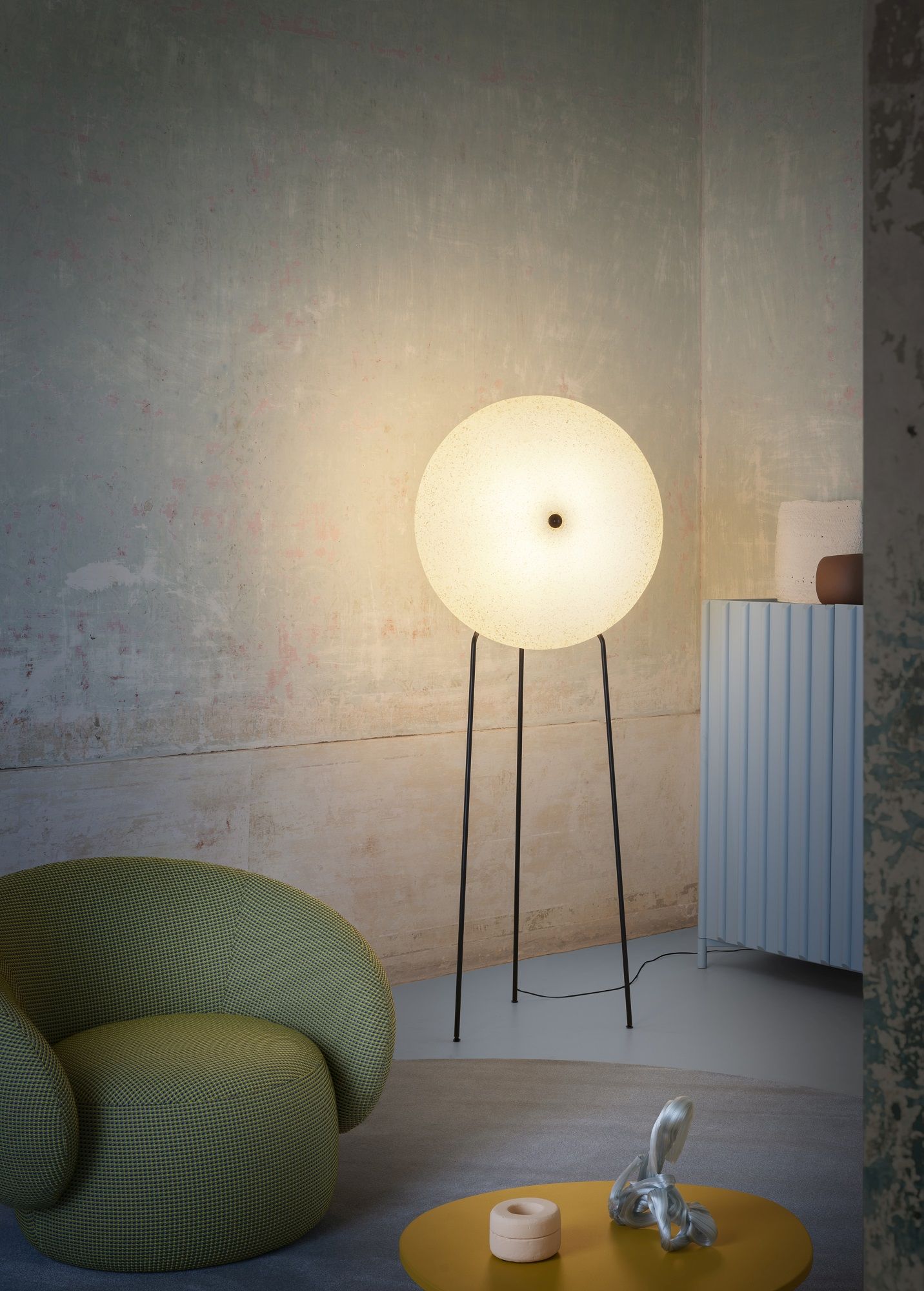 Rificolona Stehleuchte von Miniforms: Runde, leuchtende Lampe mit filigranem, schwarzem Gestell im Wohnraum.