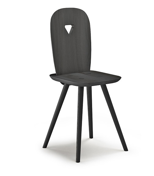 Schwarzer La-Dina Stuhl von Casamania Horm, Holzstuhl mit dreieckiger Aussparung im Rücken.