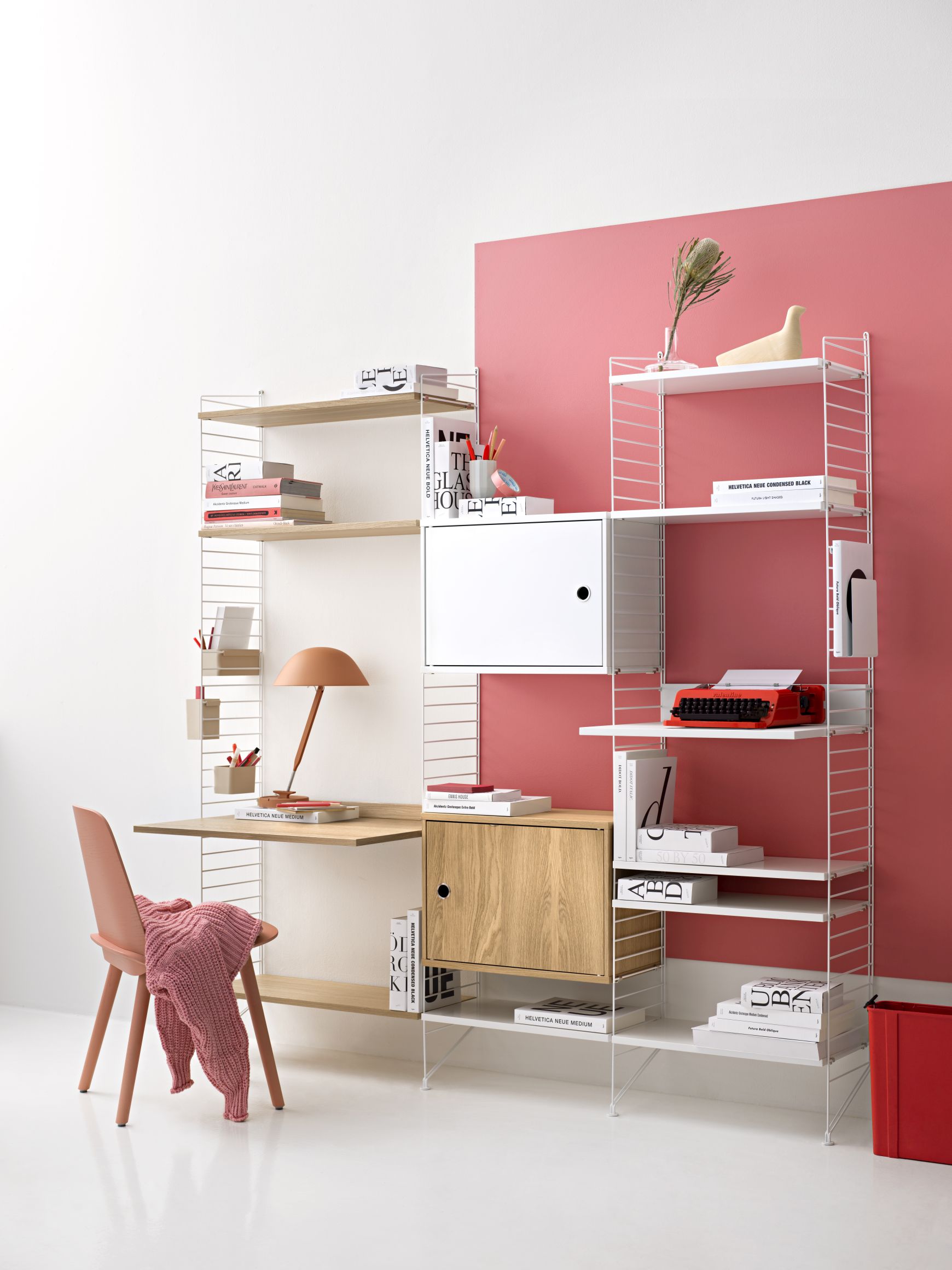 Organizers Aufbewahrungsboxen String Furniture Beige Beige String Furniture Regalsystem mit Schreibtisch, Aufbewahrungsboxen und dekorativen Elementen für Büro und Wohnzimmer.