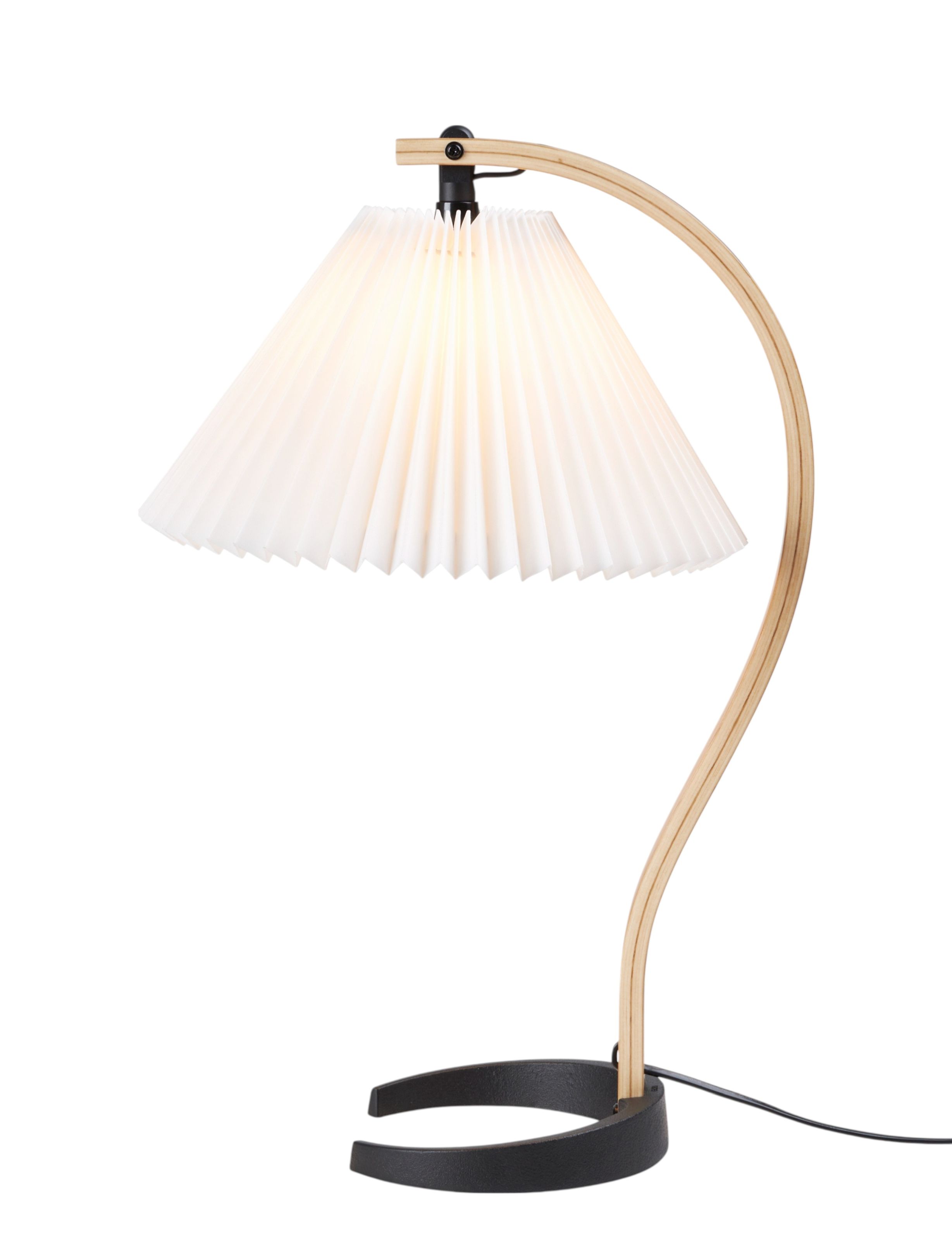 Timberline Tischleuchte von Gubi mit plissiertem Lampenschirm und gebogenem Holzfuß auf schwarzem Metallsockel.