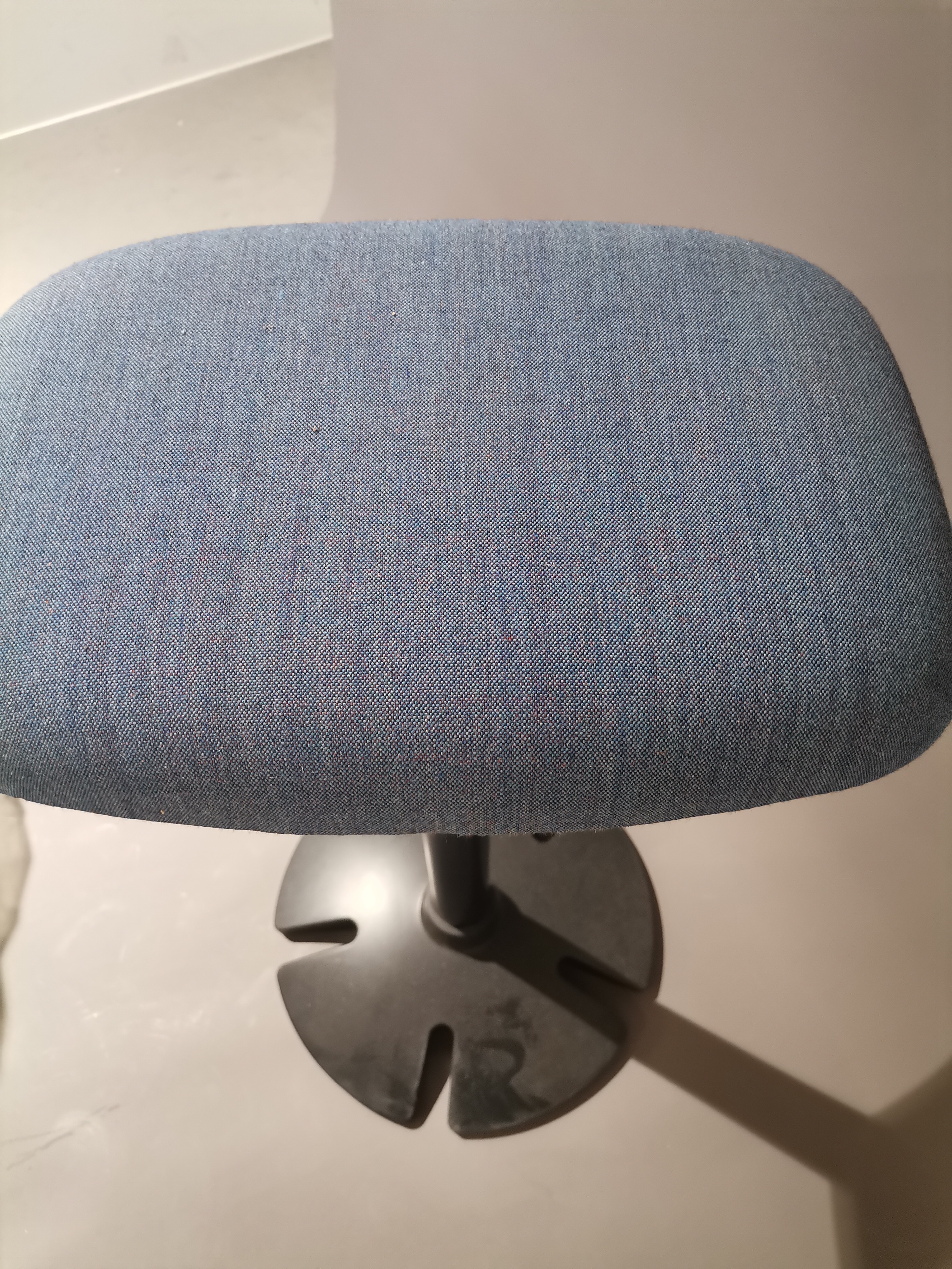 B-Free Sitz- GESTELL SCHWARZ / REMIX JEANSBLAU Steelcase AUSSTELLUNGSSTÜCK