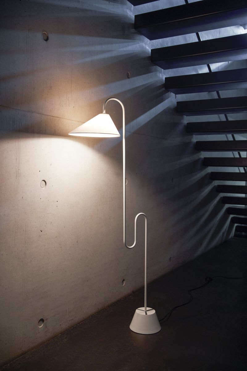 Weiße Roattino Stehleuchte von ClassiCon, modernes Design für Wohnzimmer und Büro.