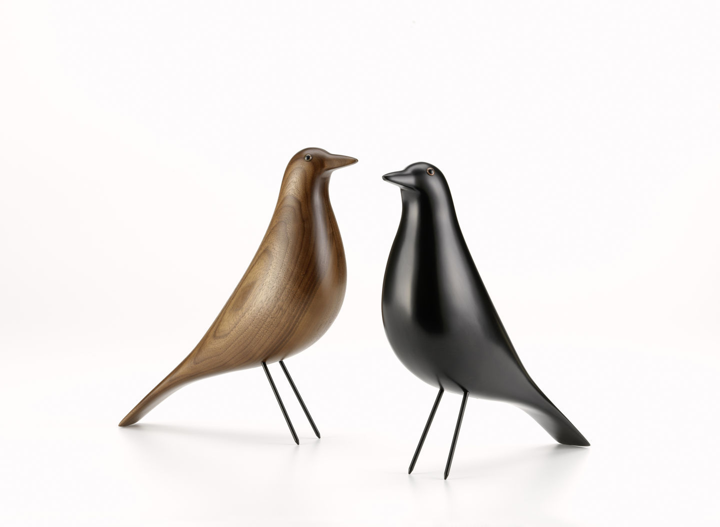 Eames House Bird Skulptur Nussbaum Vitra