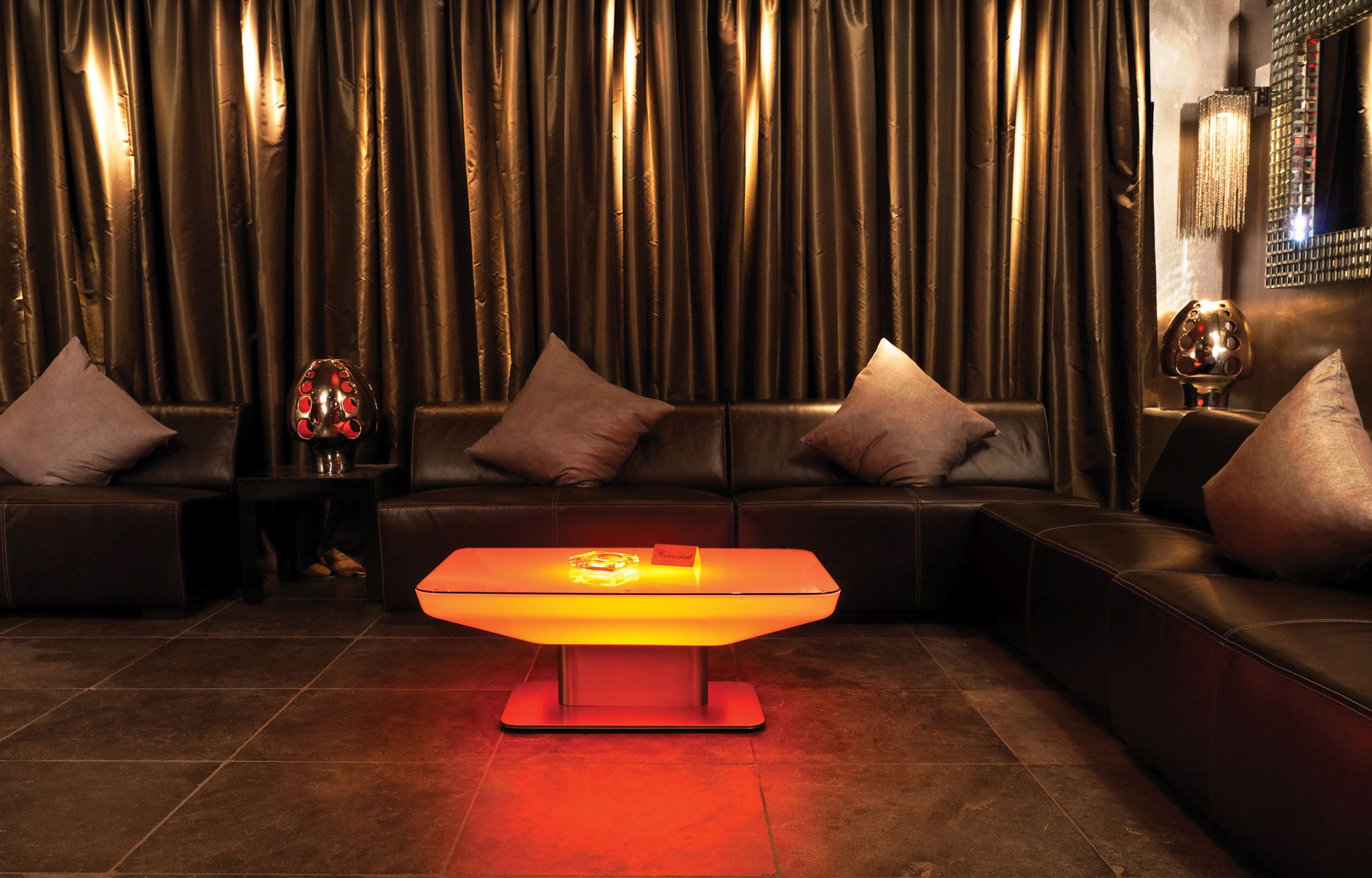 Moree Studio 36 LED Tischlampe, multicolour, leuchtend in rotem Licht, im Wohnzimmer.