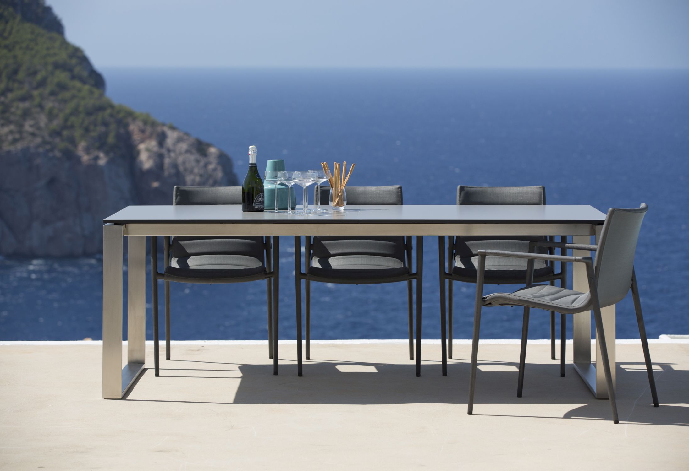 Core Outdoor Stuhl AirTouch mit Armlehnen Taupe Cane-Line 