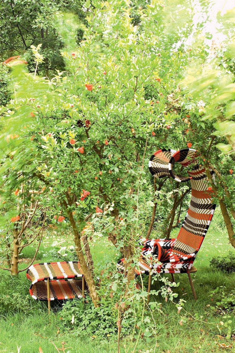 Shadowy Sessel von Moroso im Garten, bunter Outdoor-Sessel mit gewebtem Muster.