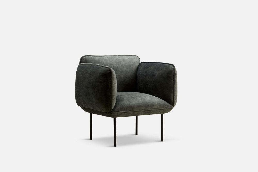 Nakki Armchair Sessel in Dunkelgrau: Moderner Polstersessel mit Armlehnen und schwarzen Metallbeinen für Wohnzimmer.