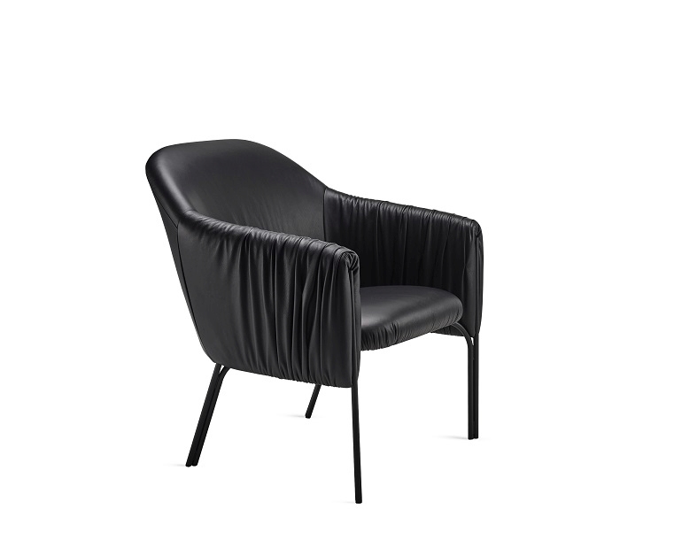 Schwarzer Celine Cocktail Chair Sessel der Freifrau Manufaktur mit gerafften Armlehnen und filigranem Gestell.