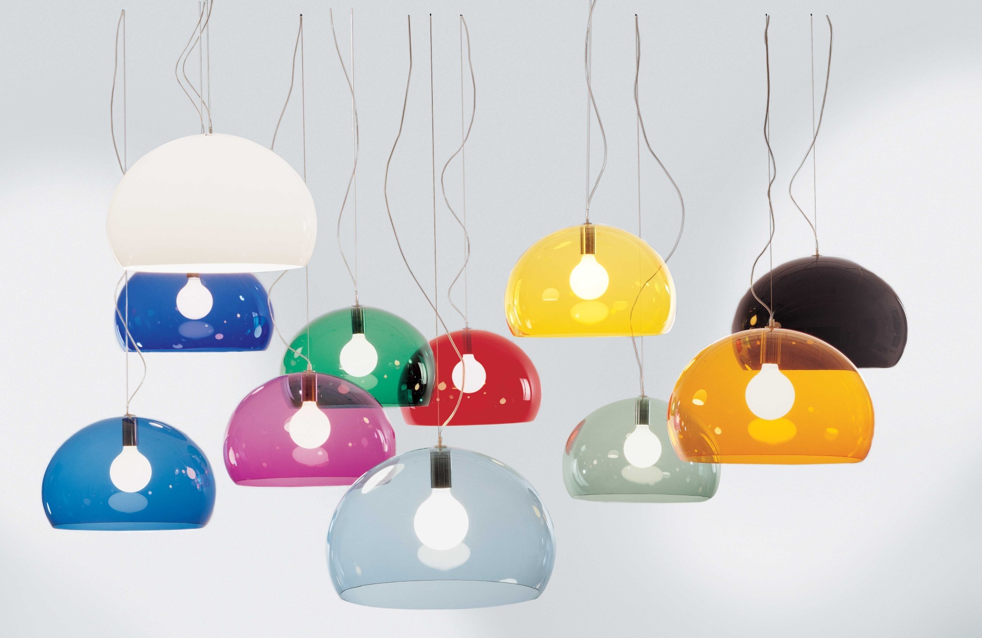 Vielfältige Fly Pendelleuchten von Kartell in verschiedenen transparenten Farben, moderne Hängelampe für Wohnraumbeleuchtung.