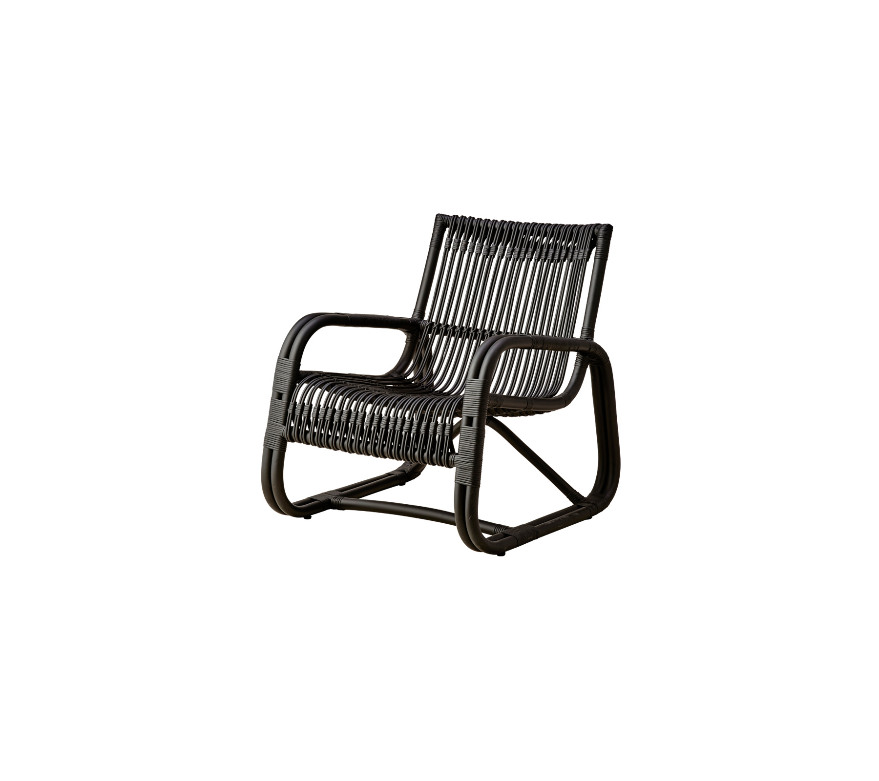 Schwarzer Curve Loungesessel von Cane-Line für den Innenbereich, aus Rattan geflochten, modernes Design.