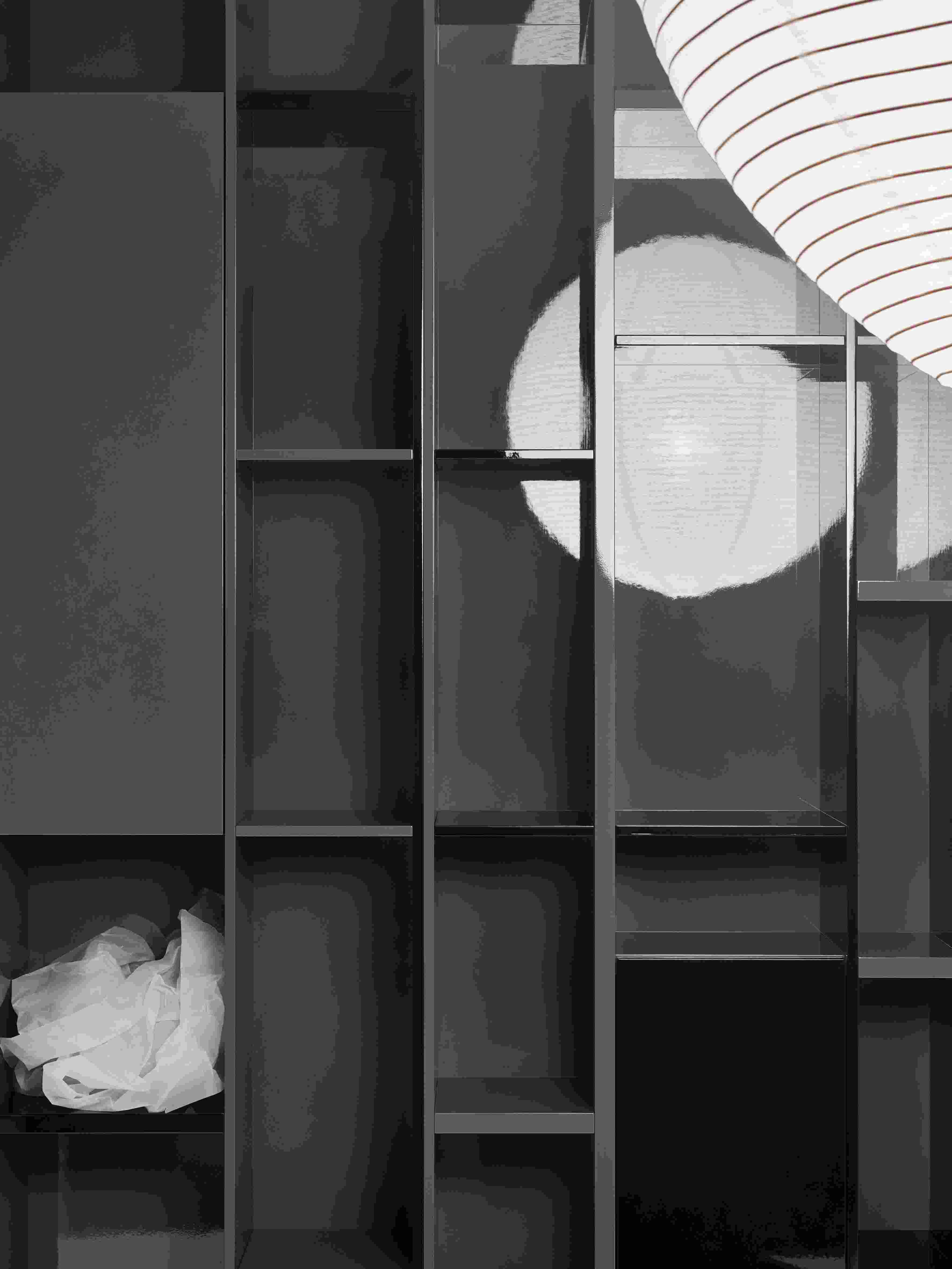 Schwarzes Plaid Regal H 120 cm von Schönbuch mit Fächern und minimalistischem Design.