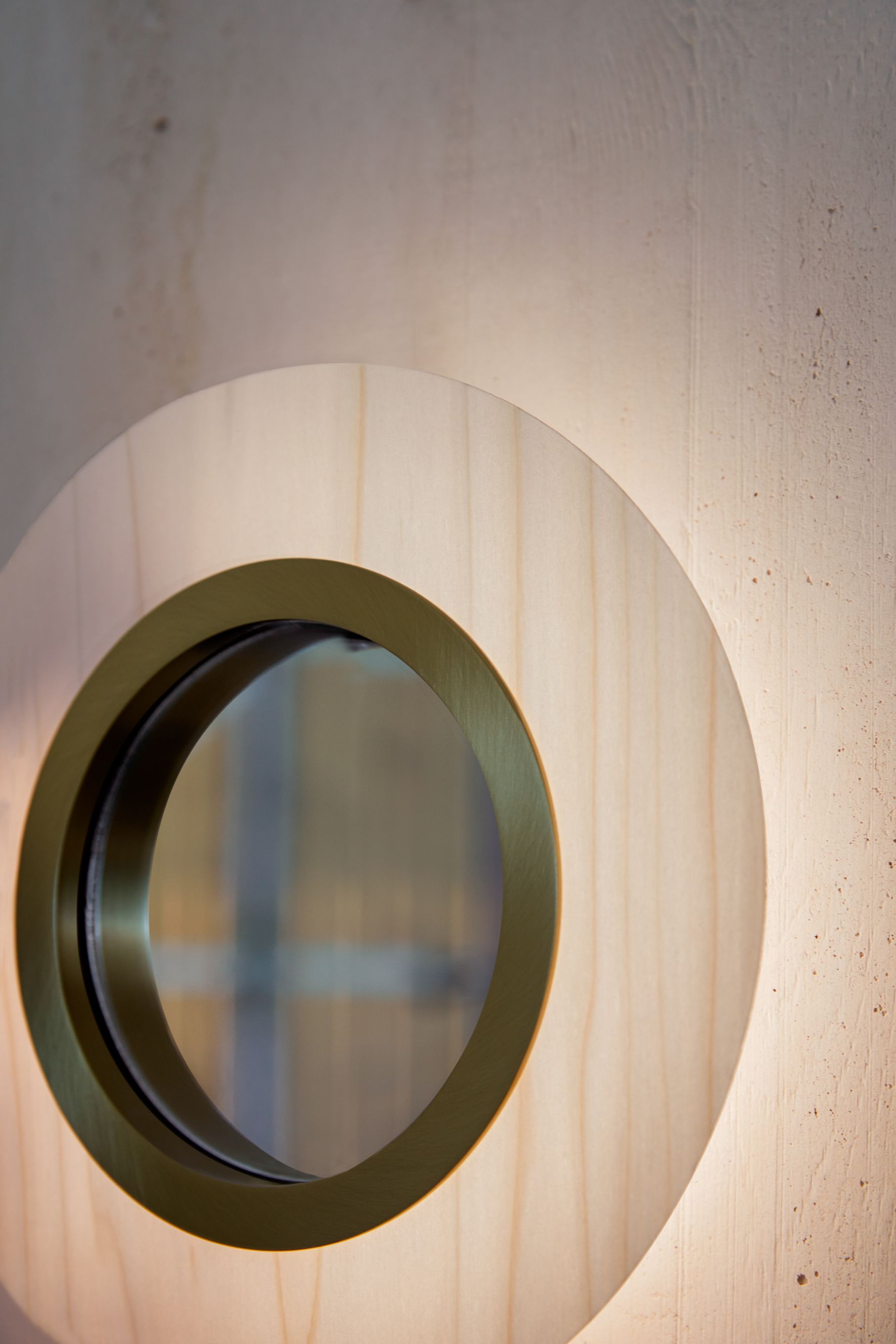 Lens LED Wandleuchte rund Metallring in Gold Hellrosa LZF Lamps