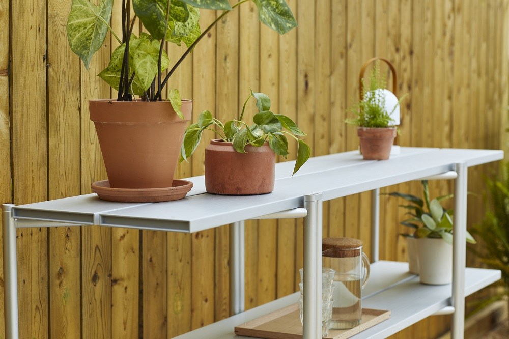 Run Regal von Emeco, schwarz/esche, mit Pflanzen und Dekoration. Modernes Design für Wohnzimmer und Garten.