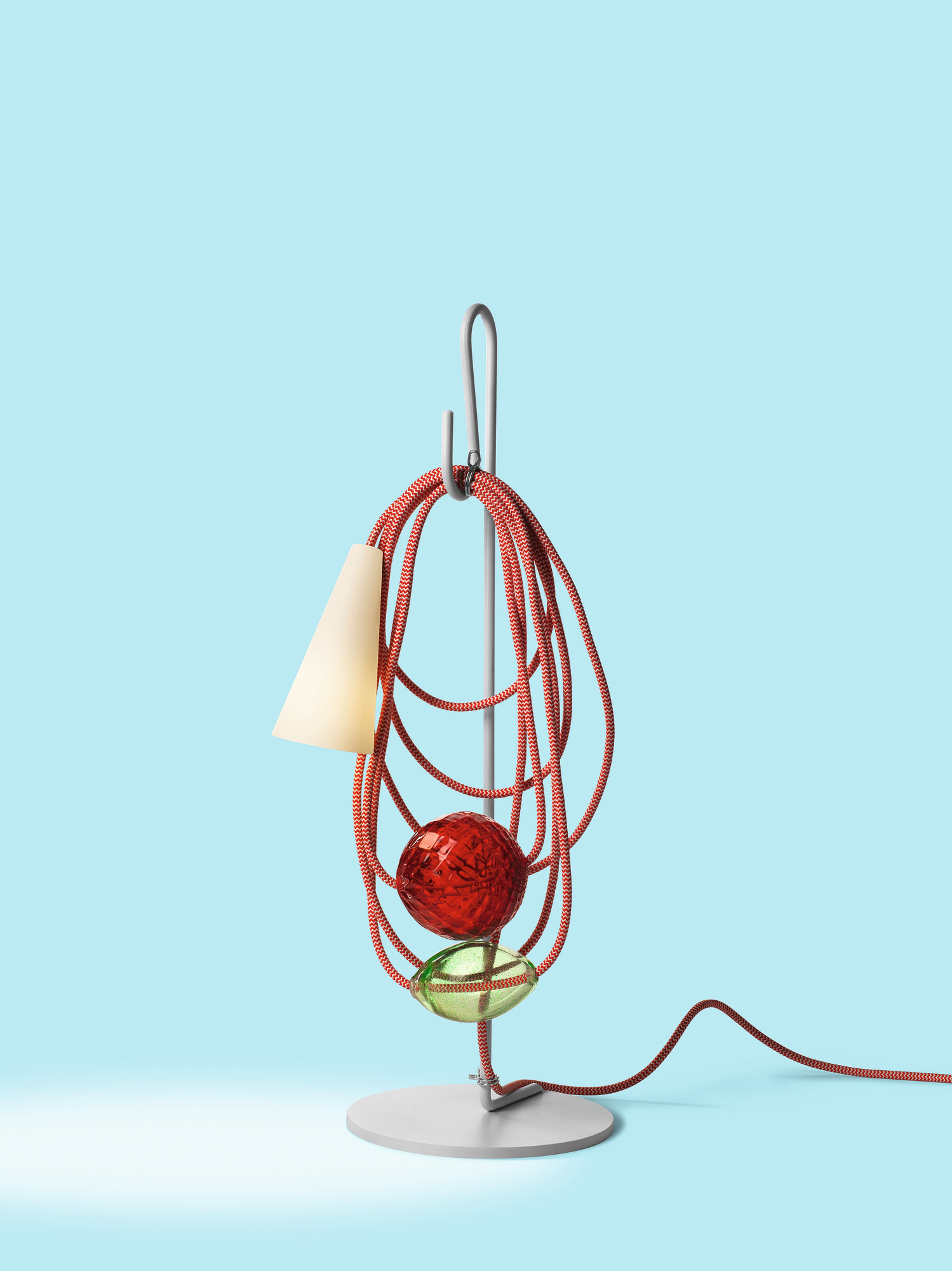 Filo Tischleuchte von Foscarini: Moderne Designleuchte mit rotem Kabel, Kegel-Schirm und farbigen Kugeln.