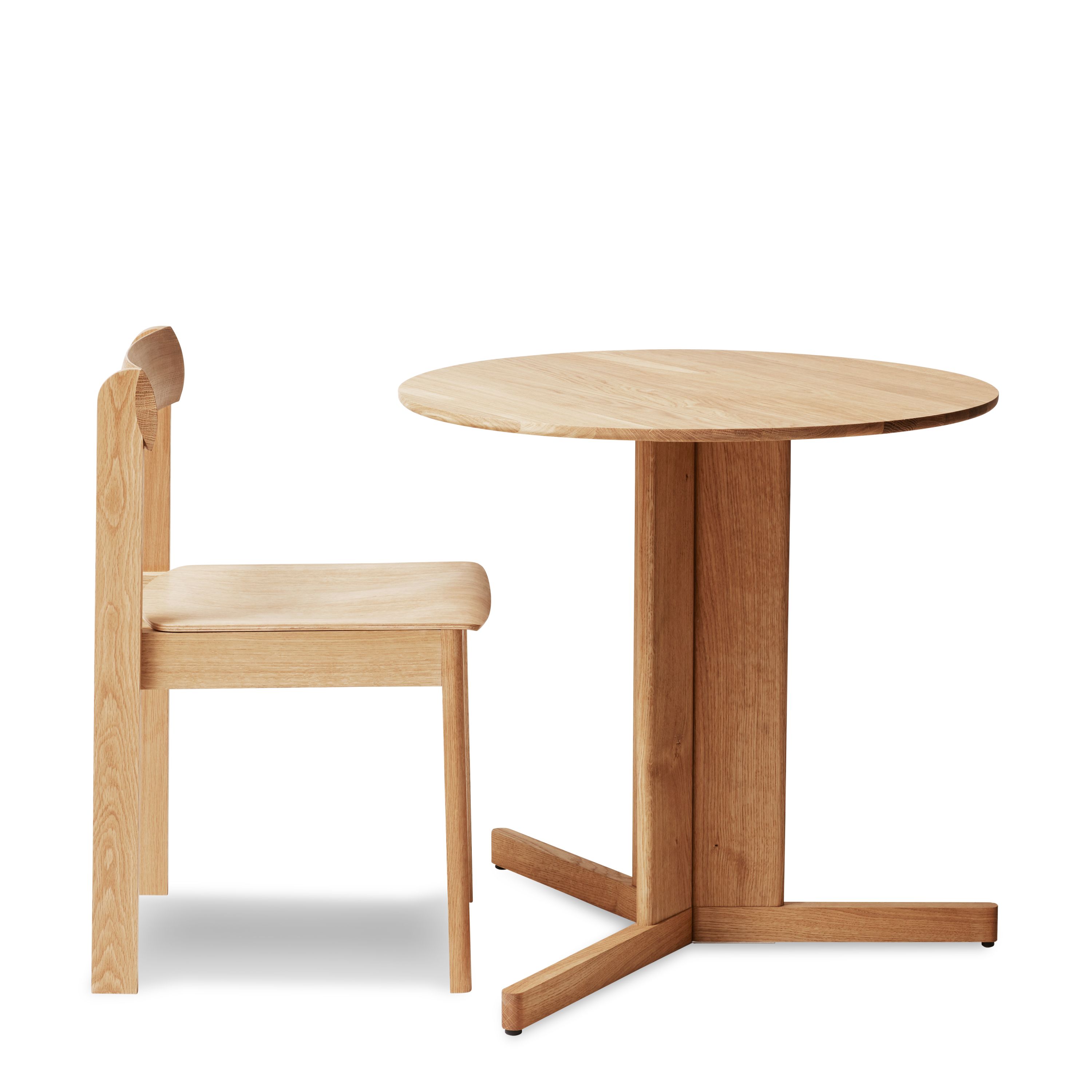Trefoil Tisch von Form & Refine, runde Tischplatte aus geöltem Eichenholz mit passendem Holzstuhl.