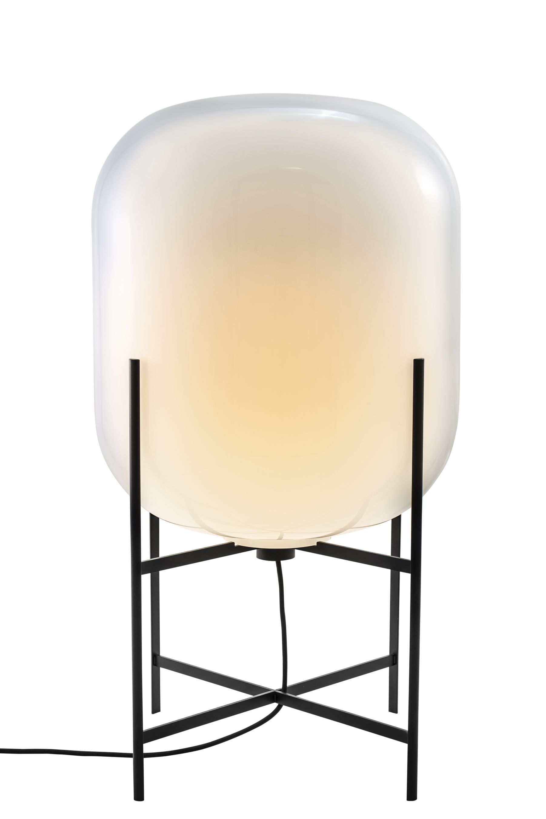 Weiße Oda Stehleuchte von Pulpo mit schwarzem Metallgestell und warmem Lichtschein.