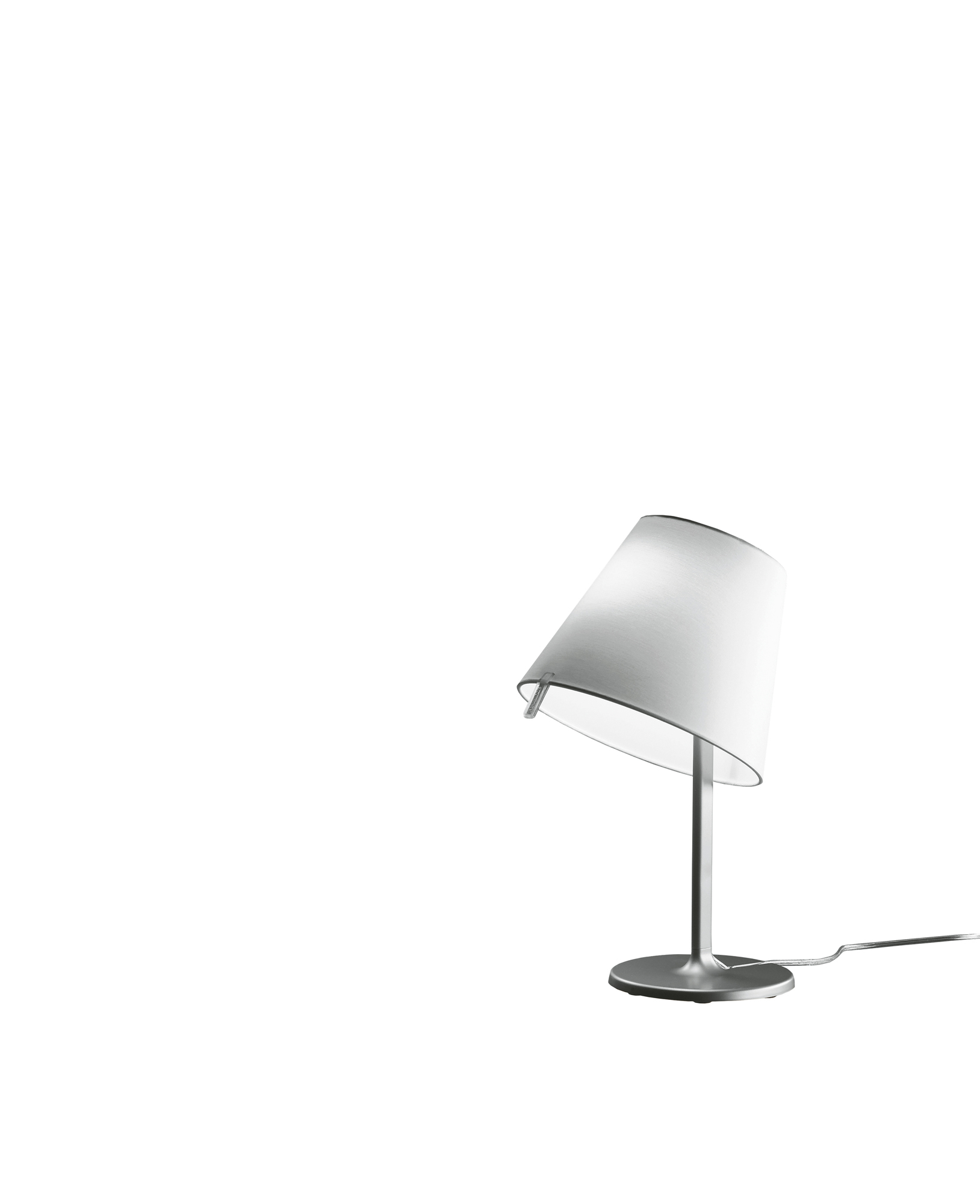 Graue Melampo Tischleuchte von Artemide mit schwenkbarem, weißem Lampenschirm für Schlafzimmer und Nachttisch.