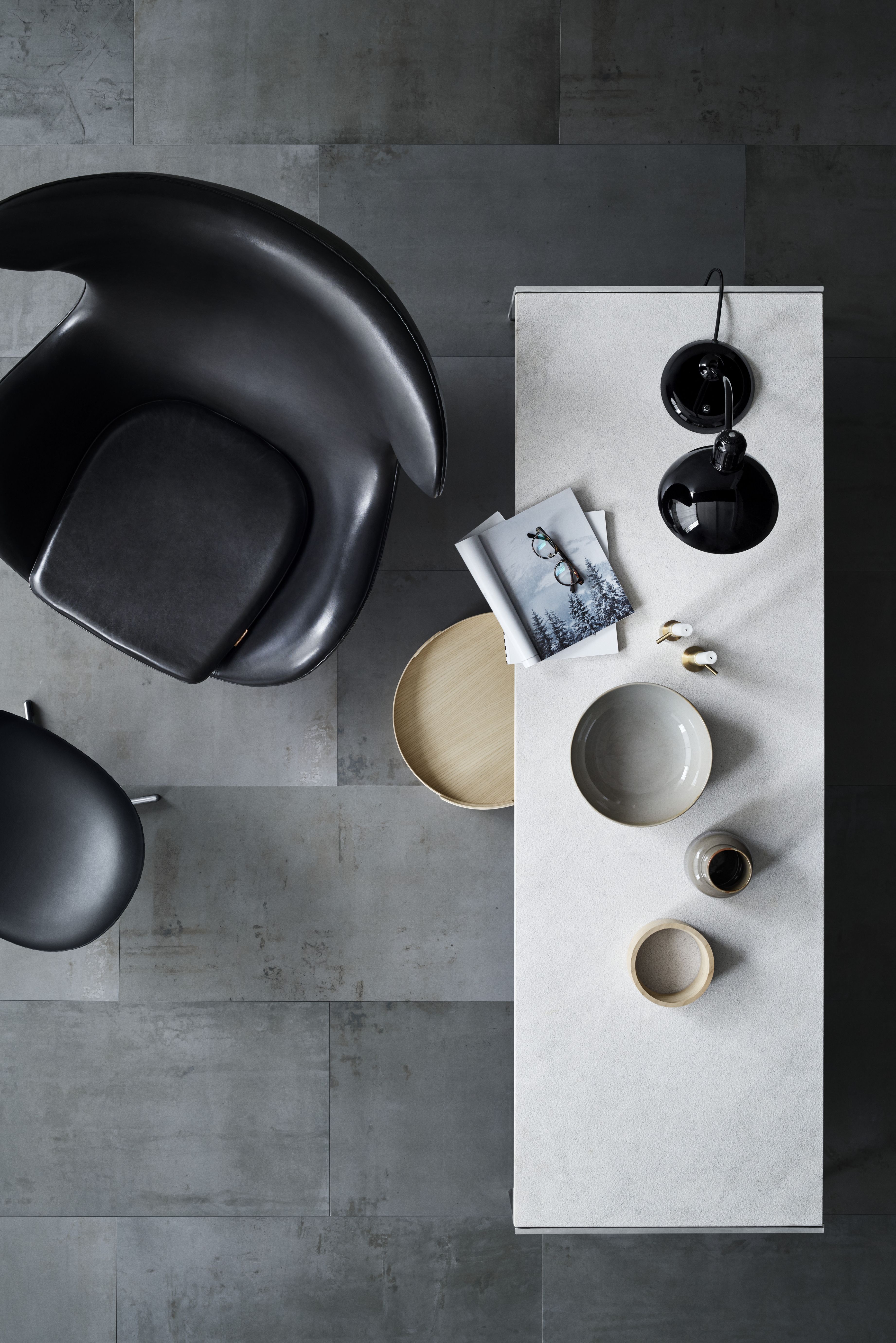 Egg Chair mit Hocker Aktionsmodell Essential Leder Fritz Hansen