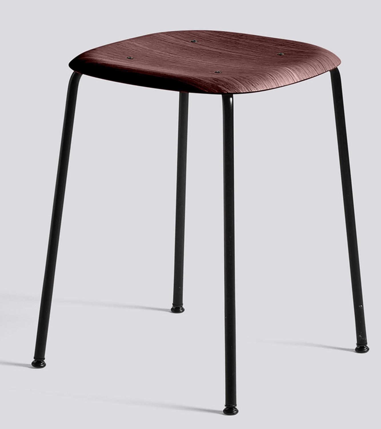 Soft Edge Hocker von Hay, Modell 70, mit schwarzem Gestell und fallroter Sitzfläche.