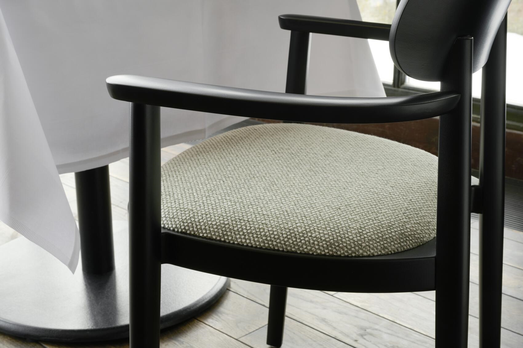 118 SPFV Holzstuhl mit Armlehnen Thonet