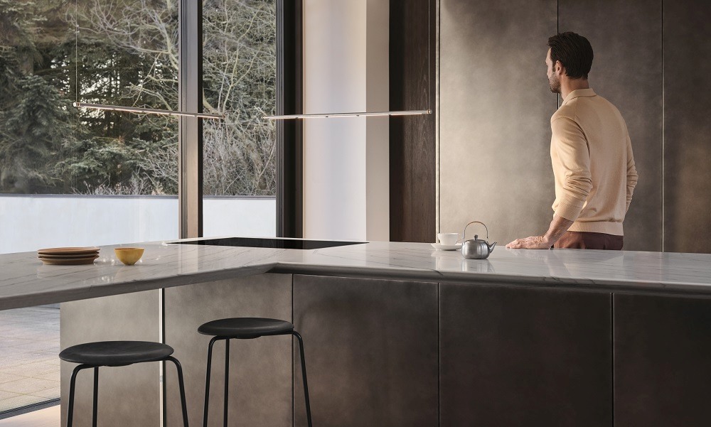 Moderne Küche mit Oneline Hängeleuchte von Fritz Hansen über einer Kücheninsel.